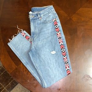 Light washed boyfriend jean/ color detail on side